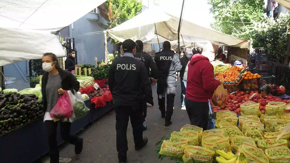 Vatandaşların büyük bir çoğunluğu kurallara uyarken, kimilerinin yasak alanlarda sigara içtiği ve maske takmadığı görüldü.