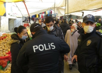 Vatandaşların büyük bir çoğunluğu kurallara uyarken, kimilerinin yasak alanlarda sigara içtiği ve maske takmadığı görüldü.