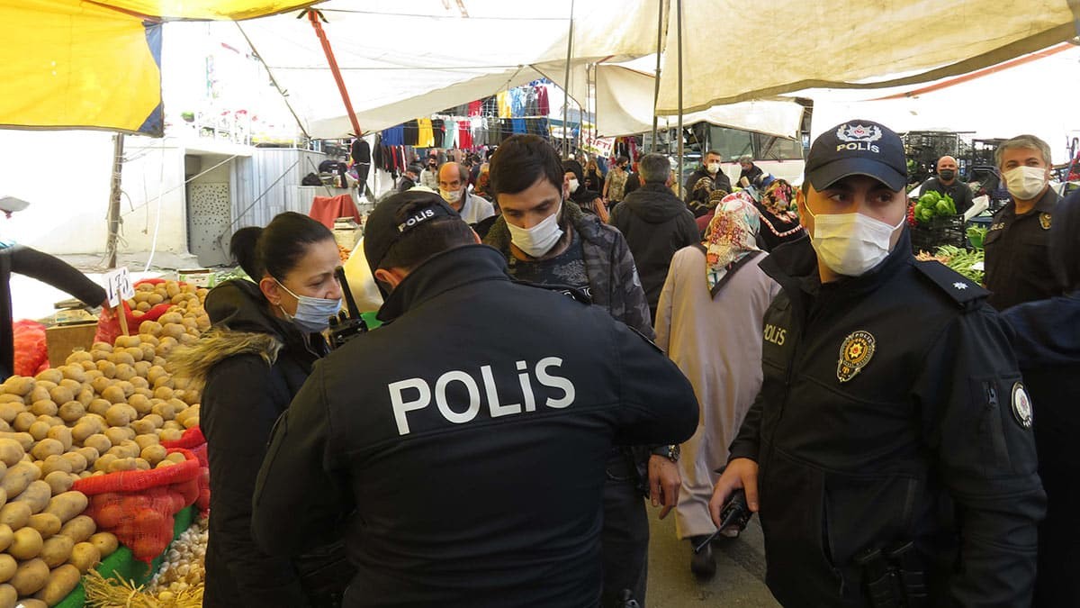 Vatandaşların büyük bir çoğunluğu kurallara uyarken, kimilerinin yasak alanlarda sigara içtiği ve maske takmadığı görüldü.
