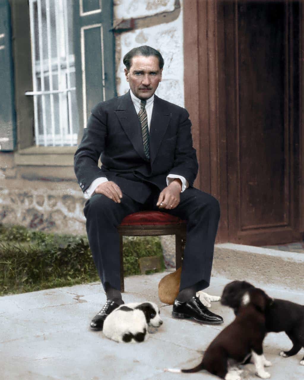 Bugün Atatürk'ün ölümü ve onu her saniyesinde anmalıyız. Madem değerli atamız gitti, bizde onu sonuna kadar analım.