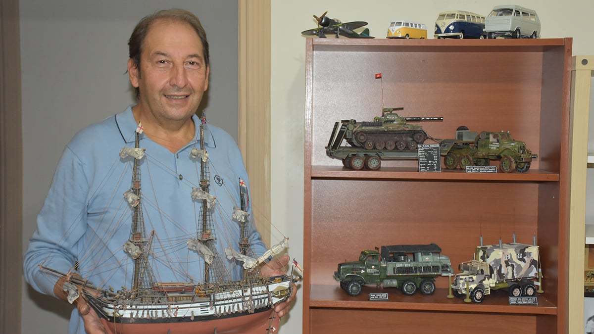 Atıklardan askeri araçların maketini yapıyor