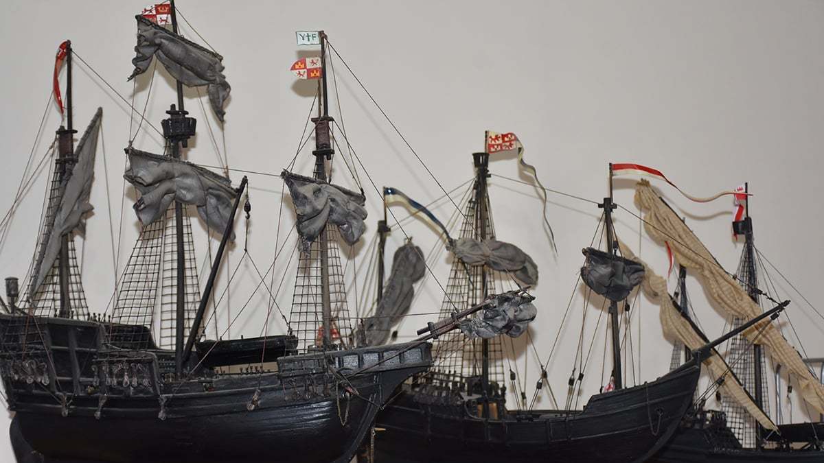 Atıklardan askeri araçların maketini yapıyor