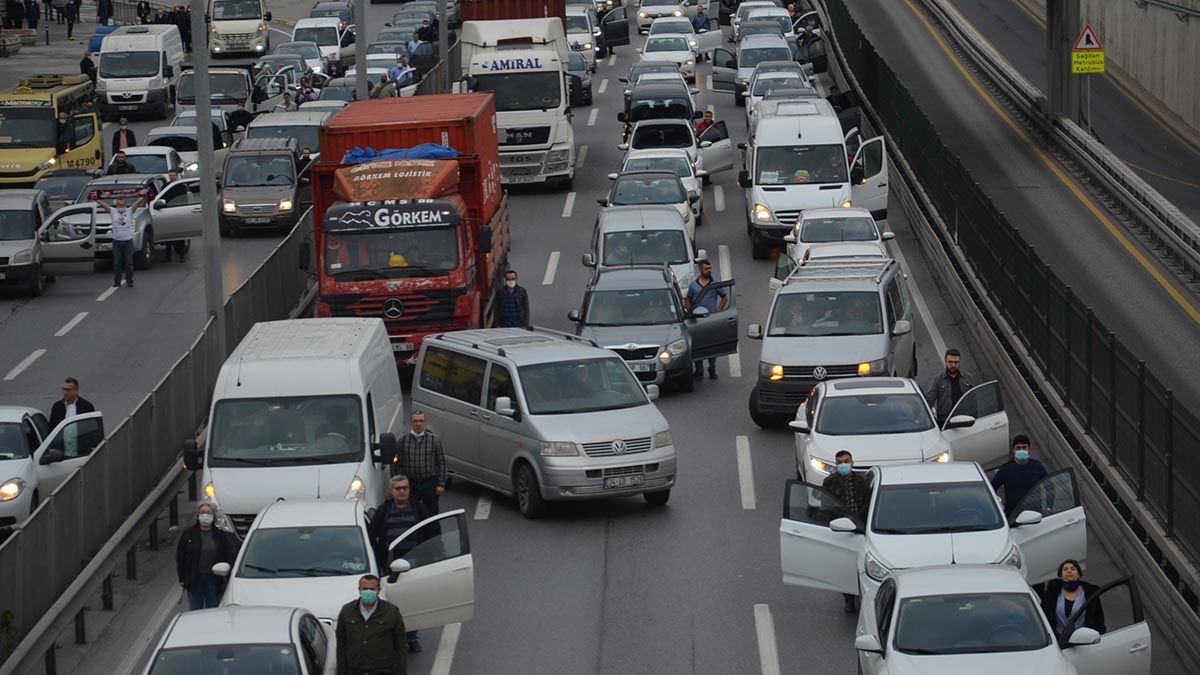 Avcılar'da saat 09.05'te trafik durdu