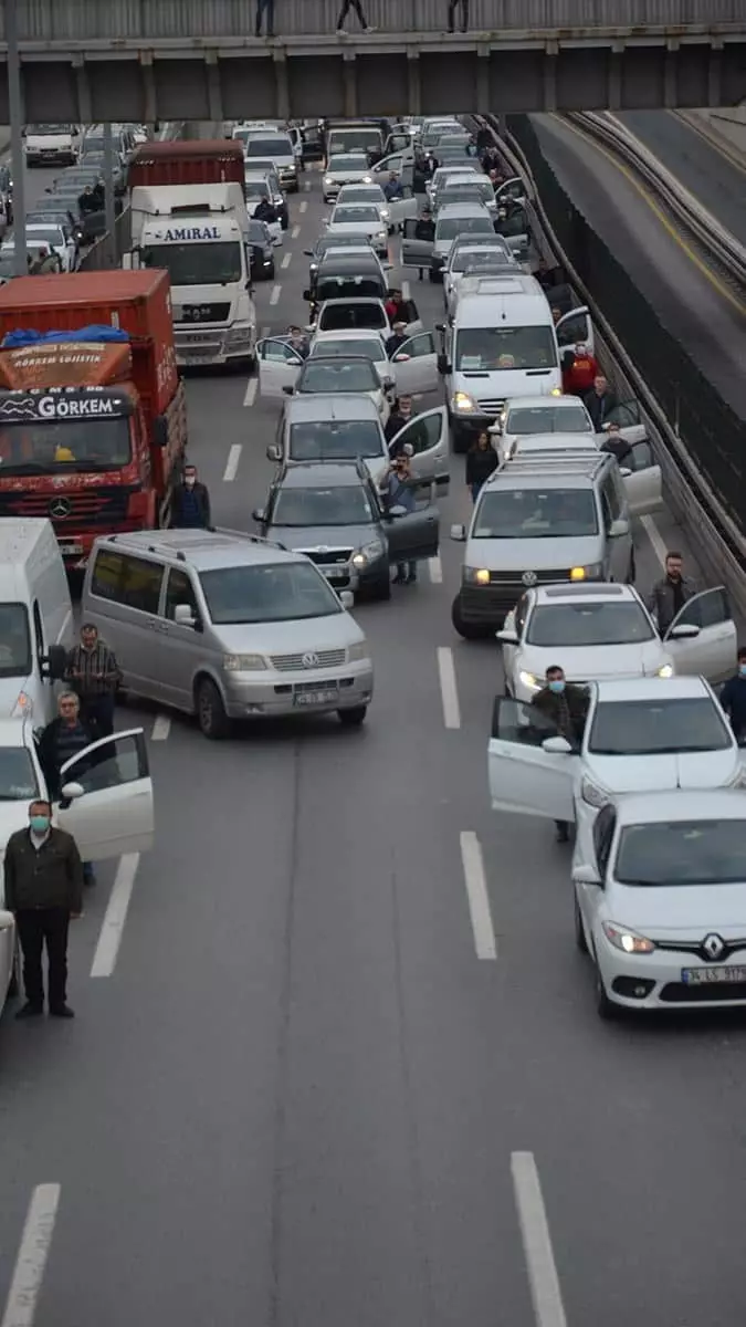 Sürücüler araçlarından inerek saygı duruşunda bulunurken, kornaya bastı.