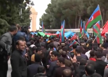 Dağlık Karabağ çatışmasının Azerbaycan'ın zaferiyle sona ermesiyle halk Bakü Şehitler Hiyabanı'na akın etti.