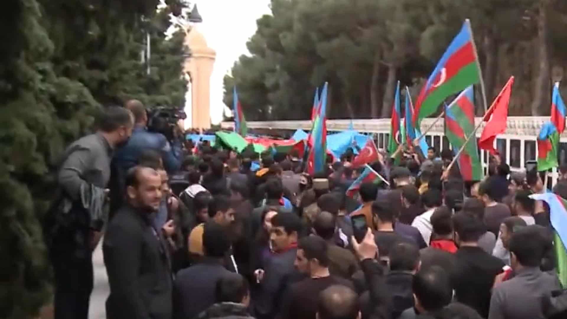 Dağlık Karabağ çatışmasının Azerbaycan'ın zaferiyle sona ermesiyle halk Bakü Şehitler Hiyabanı'na akın etti.