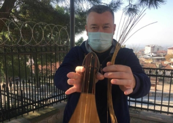 İzmit'te müzisyen İrfan Yakar dana ve koyun bağırsağından enstrüman teli yapıyor.