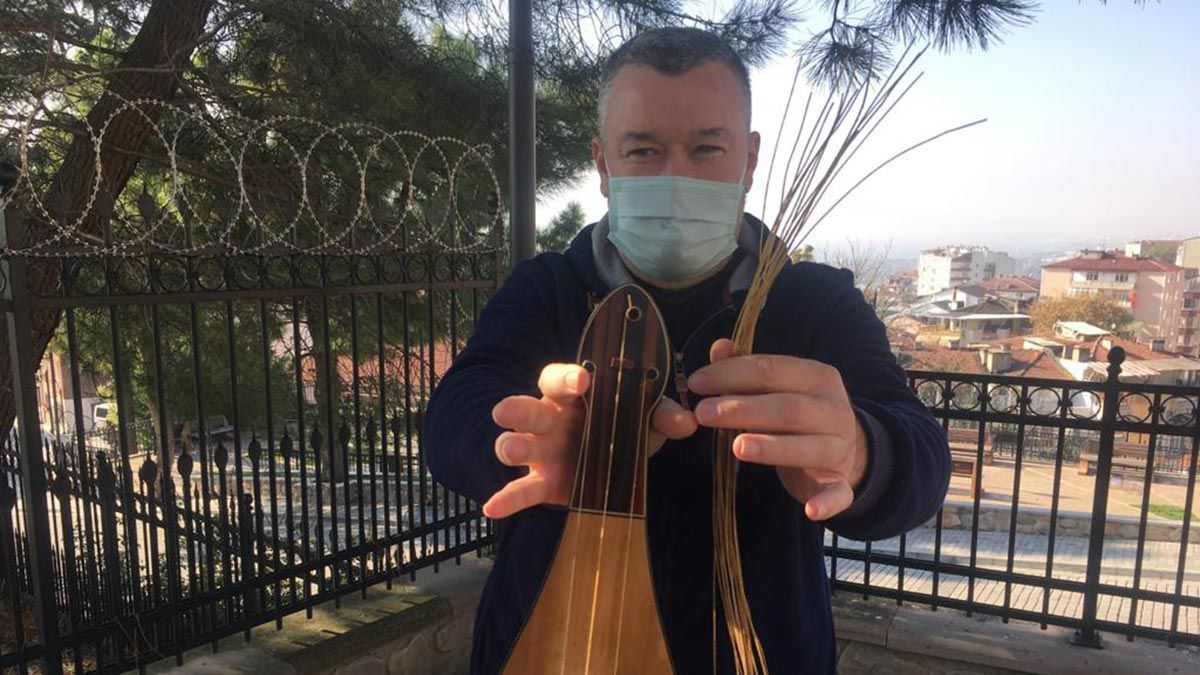 İzmit'te müzisyen İrfan Yakar dana ve koyun bağırsağından enstrüman teli yapıyor.