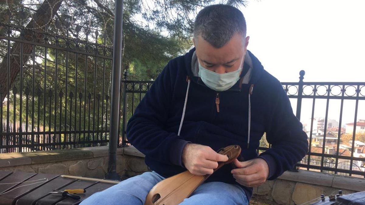 İzmit'te müzisyen İrfan Yakar dana ve koyun bağırsağından enstrüman teli yapıyor.