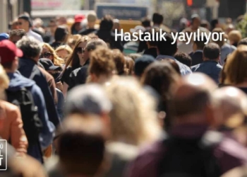 Sağlık Bakanı Fahrettin Koca, sokakta iç içe yürüyen kalabalığın fotoğrafını Twitter'da "Covid-19 yayılıyor" mesajı ile paylaşarak, uyarıda bulundu.