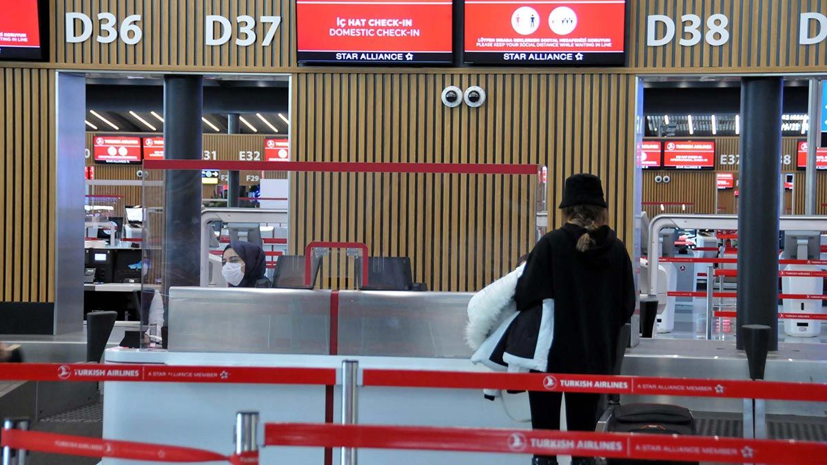 Koca, vatandaşların zorunlu olmadıkça seyahatlerini ertelemesini istedi. İstanbul Havalimanı ve 15 Temmuz Demokrasi Otogarı’nda ise tüm uyarılara rağmen hareketlilik devam ediyor.