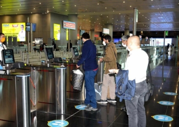 Koca, vatandaşların zorunlu olmadıkça seyahatlerini ertelemesini istedi. İstanbul Havalimanı ve 15 Temmuz Demokrasi Otogarı’nda ise tüm uyarılara rağmen hareketlilik devam ediyor.