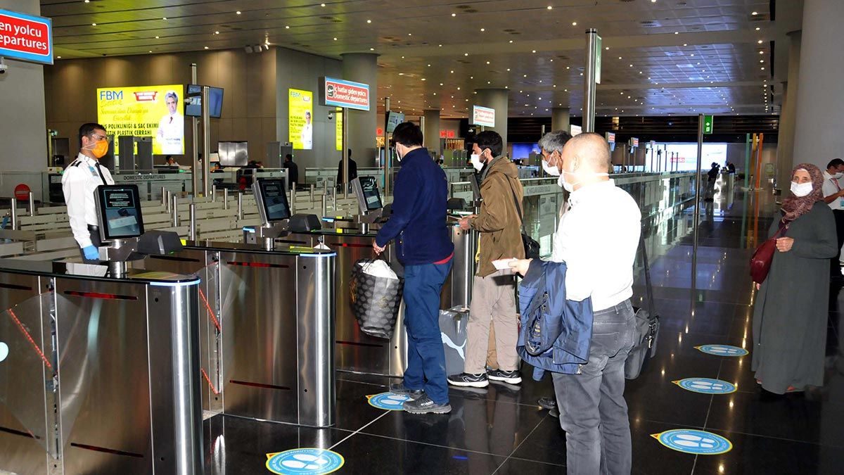 Koca, vatandaşların zorunlu olmadıkça seyahatlerini ertelemesini istedi. İstanbul Havalimanı ve 15 Temmuz Demokrasi Otogarı’nda ise tüm uyarılara rağmen hareketlilik devam ediyor.