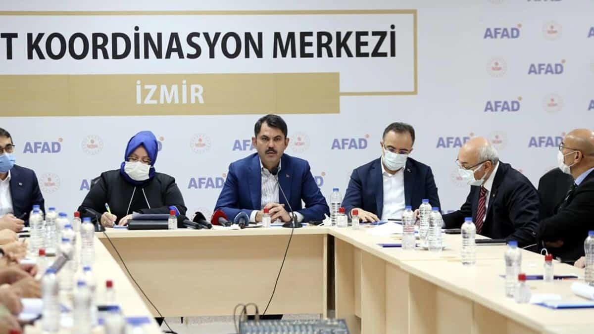 Çevre ve Şehircilik Bakanı Murat Kurum, "Ayda kızımız 83 milyonun kızı olacak. Allah'a binlerce kez hamd olsun" dedi.