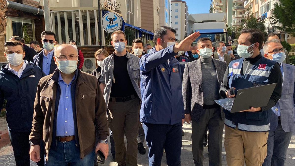 Ekiplerimiz, bakanlıklarımız, vatandaşımızın yaralarını sarmak için canla başla çalışıyorlar. Her alanda depremzede vatandaşlarımızın yanındayız