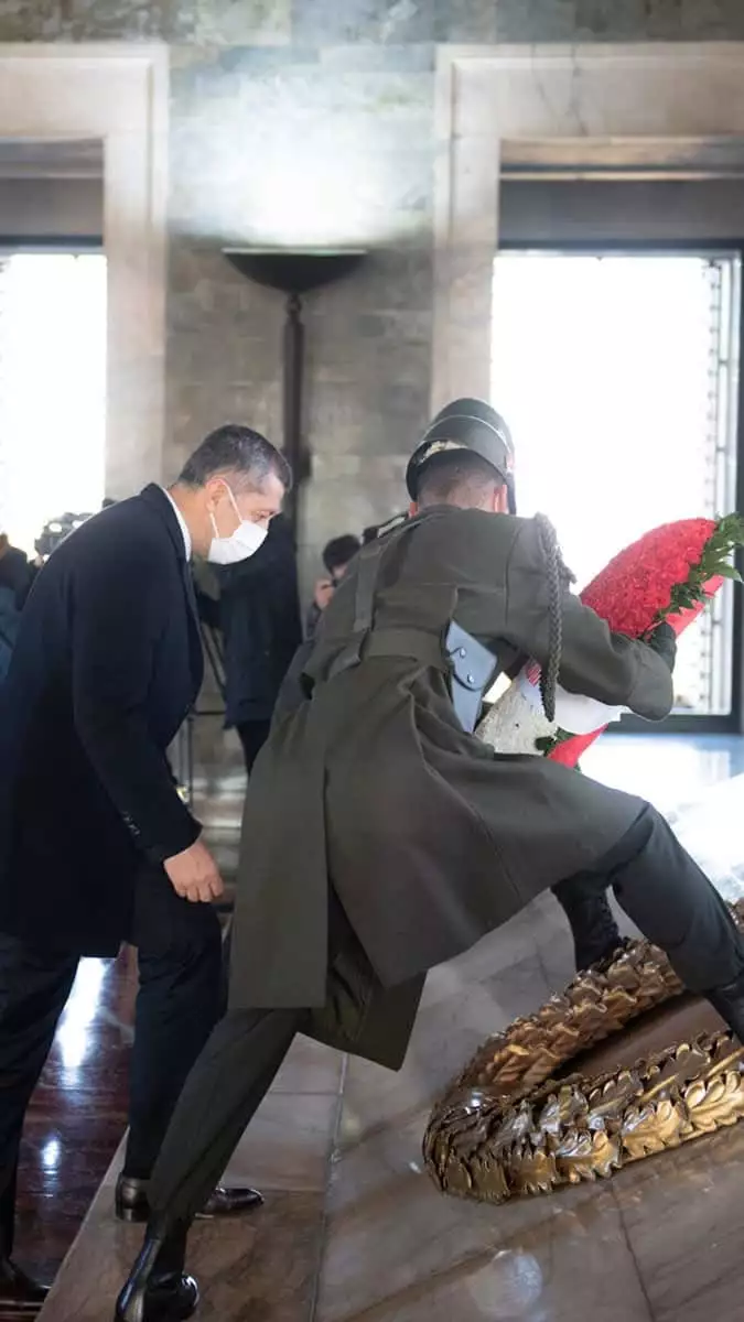 Bakan selçuk öğretmenlerle anıtkabir'i ziyaret etti