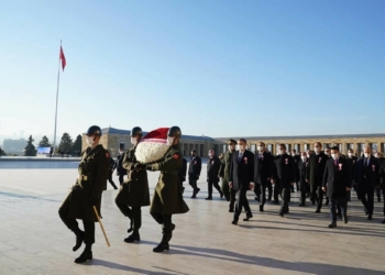 Bakan Selçuk öğretmenlerle Anıtkabir'i ziyaret etti
