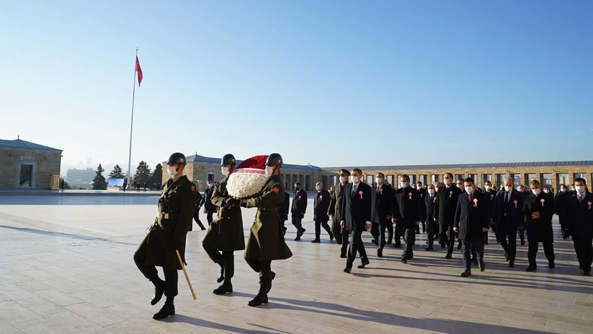 Bakan Selçuk öğretmenlerle Anıtkabir'i ziyaret etti