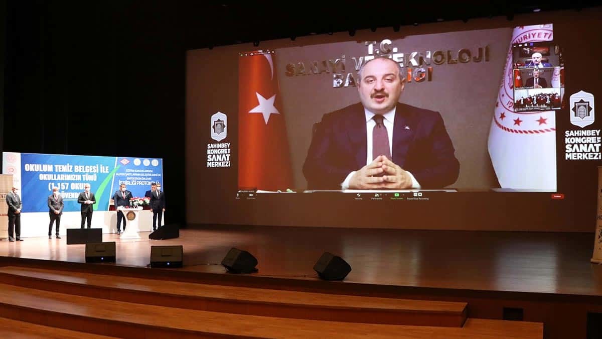 Sanayi ve Teknoloji Bakanı Mustafa Varank ise bakanlık olarak 'Enfeksiyon Önleme ve Kontrol Kılavuzu' hazırladıklarını ve bu kılavuzun diğer sektörlerde de büyük ilgi gördüğünü belirtti.