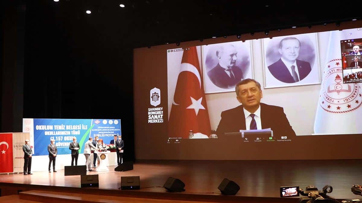 Milli Eğitim Bakanı Ziya Selçuk, "Okulların tatil yerlerinden, çarşıdan, pazardan, sokaktan daha güvenli olduğunu ispat etme imkanı bulduk" dedi.