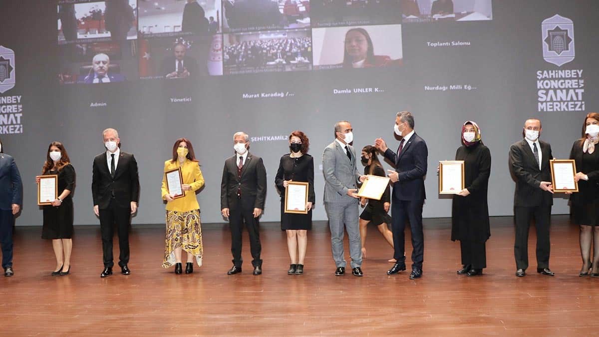 Milli Eğitim Bakanı Ziya Selçuk, "Okulların tatil yerlerinden, çarşıdan, pazardan, sokaktan daha güvenli olduğunu ispat etme imkanı bulduk" dedi.
