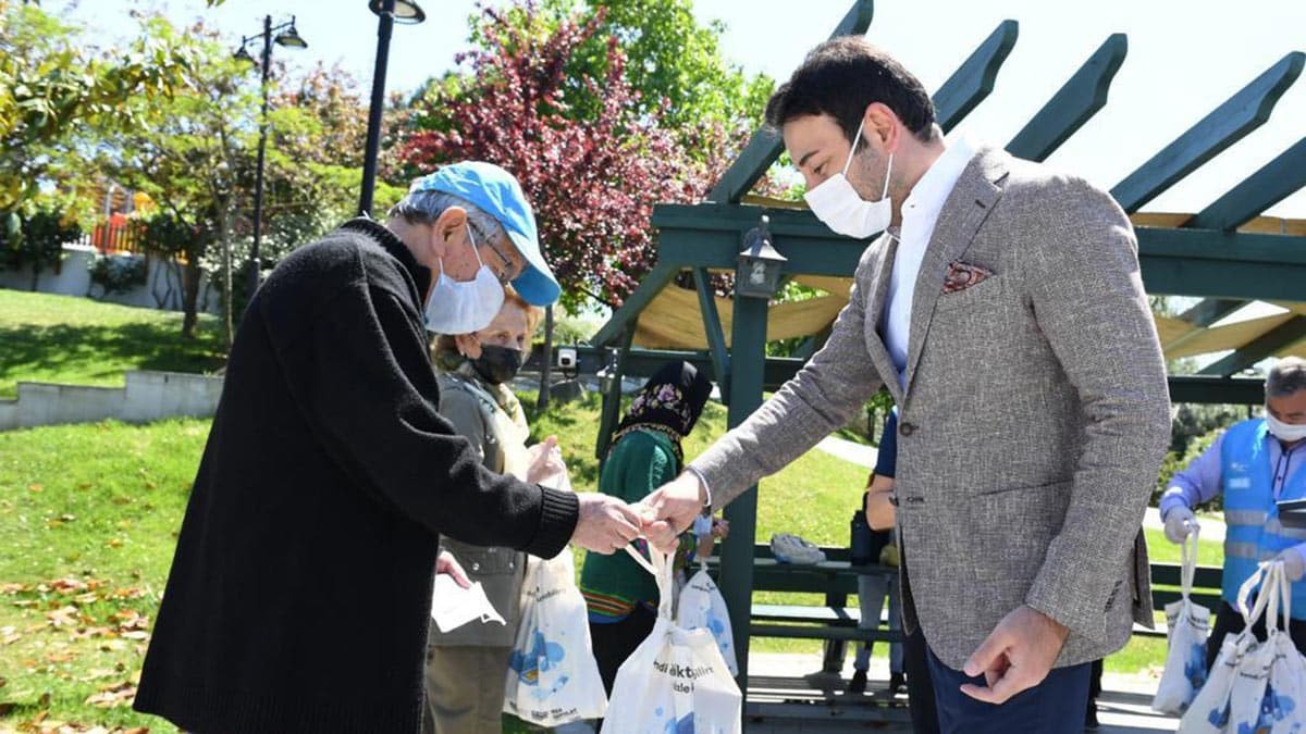 Beşiktaş Belediye Başkanı Rıza Akpolat Covid-19’u yenip, iyileştikten sonra salgın ile mücadele çalışmalarına katılmaya başladı.