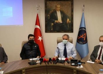 Akdeniz Üniversitesi Rektör Yardımcısı Prof. Dr. Murat Turhan ve sağlık ekibi, Başkan Muhittin Böcek'in durumuyla ilgili basın toplantısı düzenledi. Başkan Böcek, 64 gün sonra yoğun bakımdan çıktı dedi.