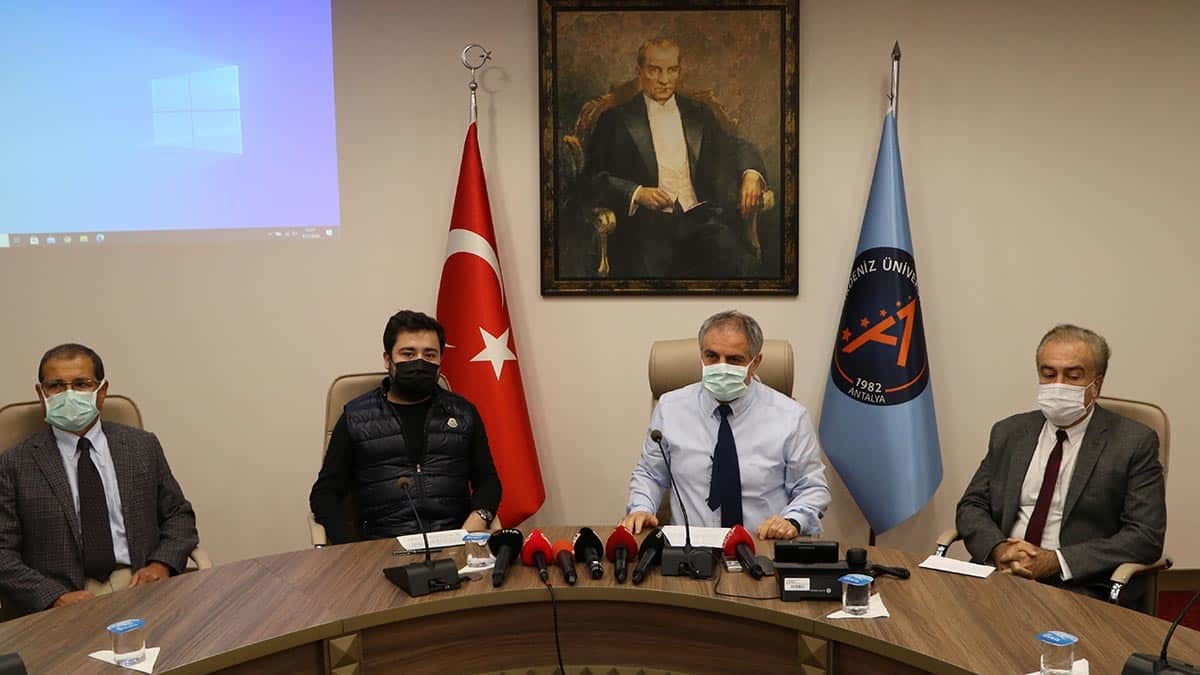 Akdeniz Üniversitesi Rektör Yardımcısı Prof. Dr. Murat Turhan ve sağlık ekibi, Başkan Muhittin Böcek'in durumuyla ilgili basın toplantısı düzenledi. Başkan Böcek, 64 gün sonra yoğun bakımdan çıktı dedi.