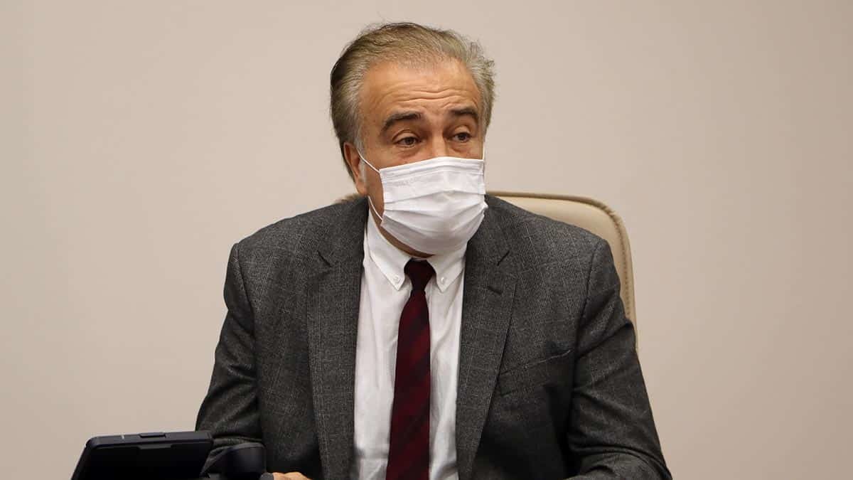 Akdeniz Üniversitesi Rektör Yardımcısı Prof. Dr. Murat Turhan ve sağlık ekibi, Başkan Muhittin Böcek'in durumuyla ilgili basın toplantısı düzenledi. Başkan Böcek, 64 gün sonra yoğun bakımdan çıktı dedi.