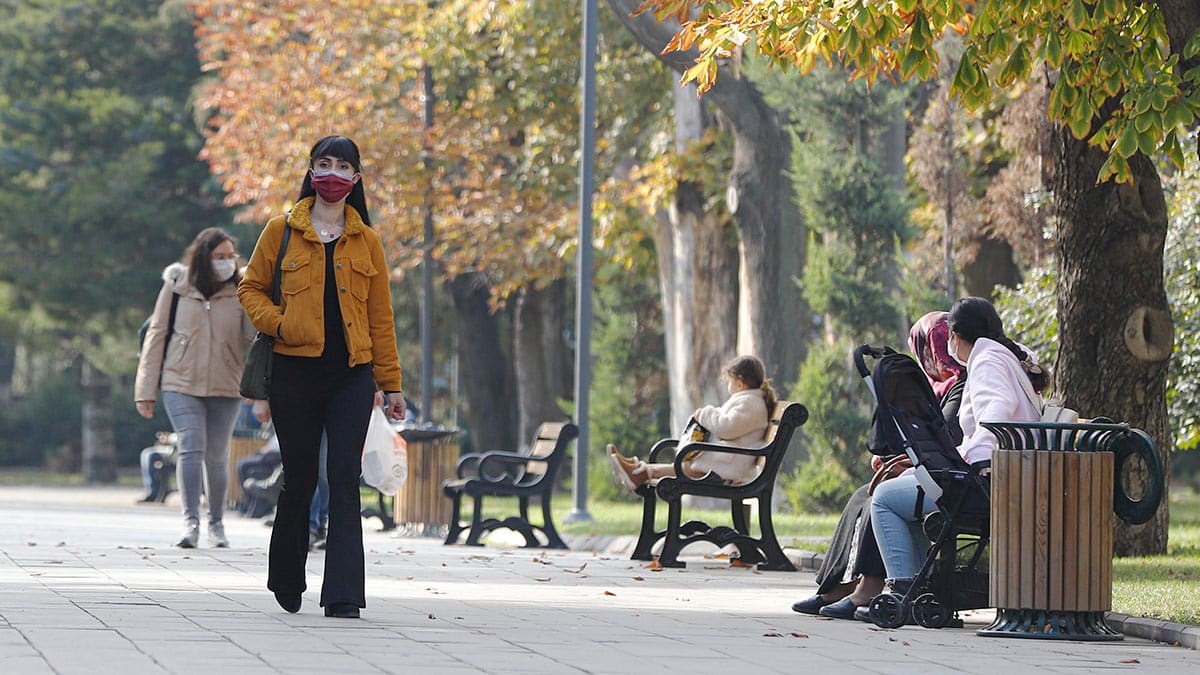 Ankara'da, koronavirüs tedbirleri kapsamında, cadde ve sokaklar ile duraklarda sigara içilmesi yasaklandı. Halkın, sigara yasağına büyük oranda uyduğu gözlendi.