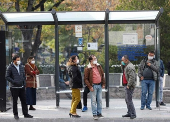 Ankara'da, koronavirüs tedbirleri kapsamında, cadde ve sokaklar ile duraklarda sigara içilmesi yasaklandı. Halkın, sigara yasağına büyük oranda uyduğu gözlendi.