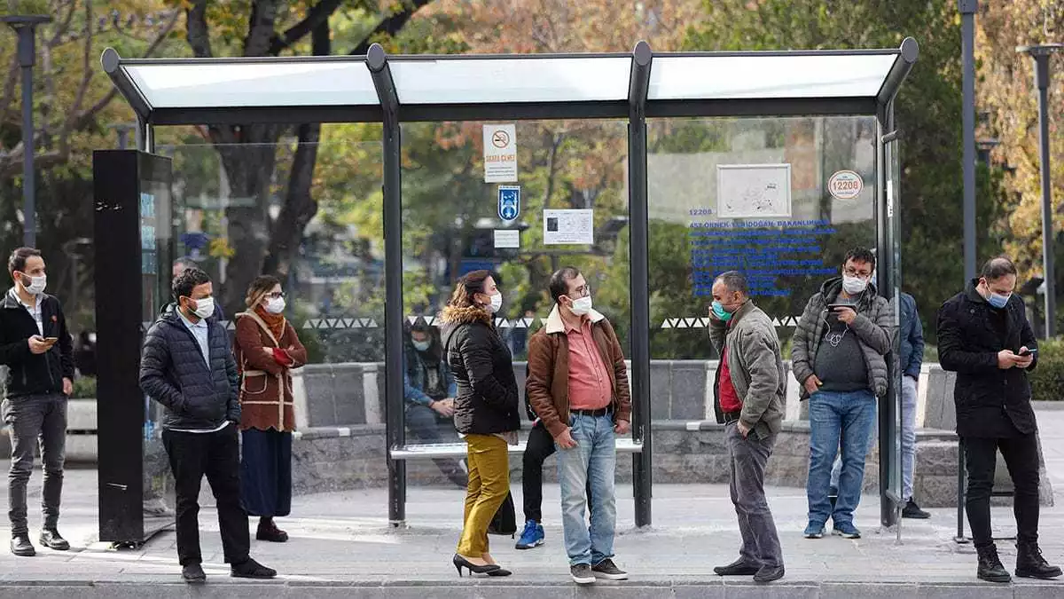 Ankara'da, koronavirüs tedbirleri kapsamında, cadde ve sokaklar ile duraklarda sigara içilmesi yasaklandı. Halkın, sigara yasağına büyük oranda uyduğu gözlendi.