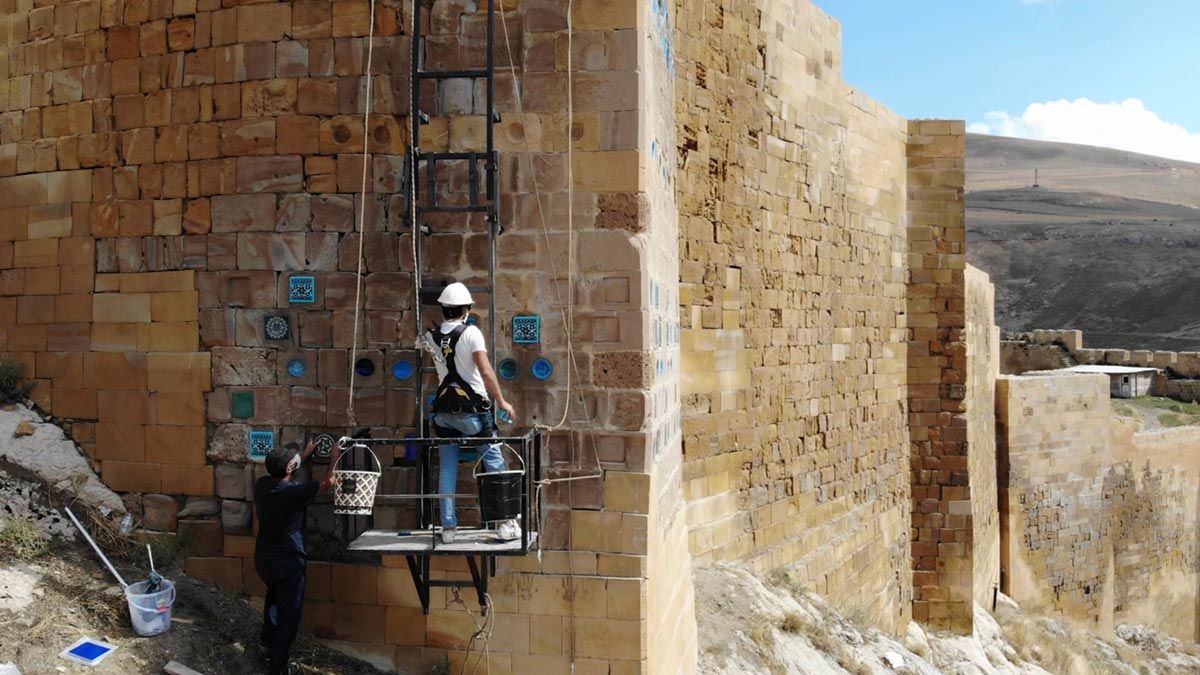 Türkiye'nin en büyük 3'üncü kalesi olan ve 150 bin metrekarelik alanda, 3 kilometre uzunluğa sahip surların yer aldığı Bayburt Kalesi eski görünümüne kavuşuyor.