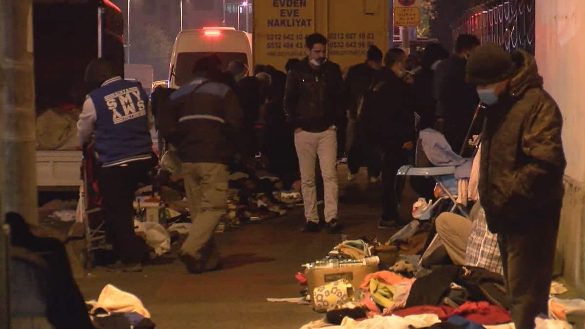 Artan koronavirüs vakalarının ardından tedbirlere daha fazla uyulması için yapılan uyarılara rağmen Bayrampaşa'da gece cadde üzerinde kurulan ikinci el eşya pazarı sabaha kadar sürdü.