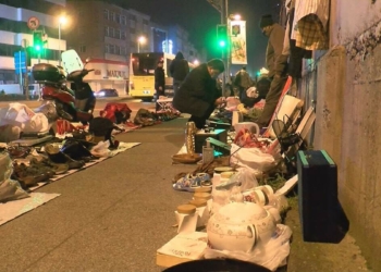 Artan koronavirüs vakalarının ardından tedbirlere daha fazla uyulması için yapılan uyarılara rağmen Bayrampaşa'da gece cadde üzerinde kurulan ikinci el eşya pazarı sabaha kadar sürdü.