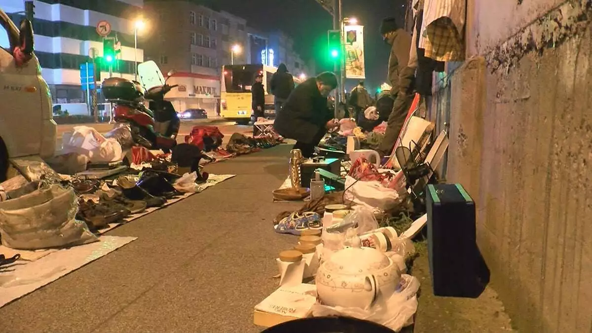 Artan koronavirüs vakalarının ardından tedbirlere daha fazla uyulması için yapılan uyarılara rağmen bayrampaşa'da gece cadde üzerinde kurulan ikinci el eşya pazarı sabaha kadar sürdü.