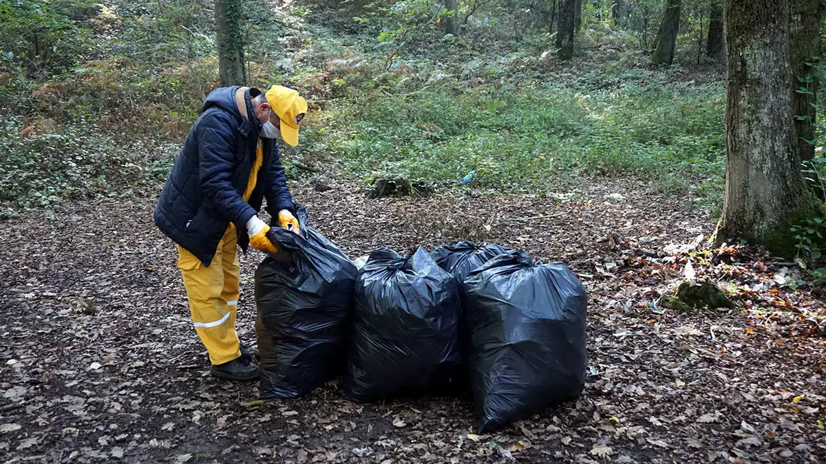 İstanbul orman bölge müdürlüğü halkla i̇lişkiler ve dış i̇lişkiler şube müdürü canan yeşil, orman bölge müdürlüğü ekiplerince tabiat parkı dışındaki bölgelerde yani piknik yapılması yasak olan bölgelerden de çöp toplandığını belirtti.