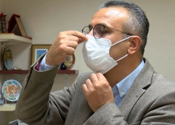 Maske bizi yüzde 100 korumaz. Mesafe kuralına uymazsak ve bu süre 15 dakikadan uzun sürer ise her iki tarafta maske olsa da yine bulaştırıcılık kaçınılmaz olacak