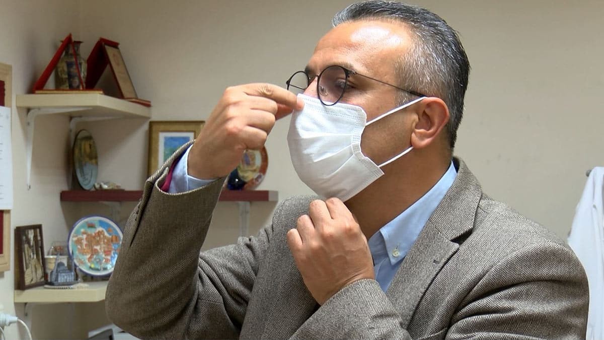 Maske bizi yüzde 100 korumaz. Mesafe kuralına uymazsak ve bu süre 15 dakikadan uzun sürer ise her iki tarafta maske olsa da yine bulaştırıcılık kaçınılmaz olacak