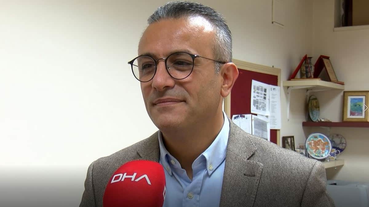 Maske bizi yüzde 100 korumaz. Mesafe kuralına uymazsak ve bu süre 15 dakikadan uzun sürer ise her iki tarafta maske olsa da yine bulaştırıcılık kaçınılmaz olacak