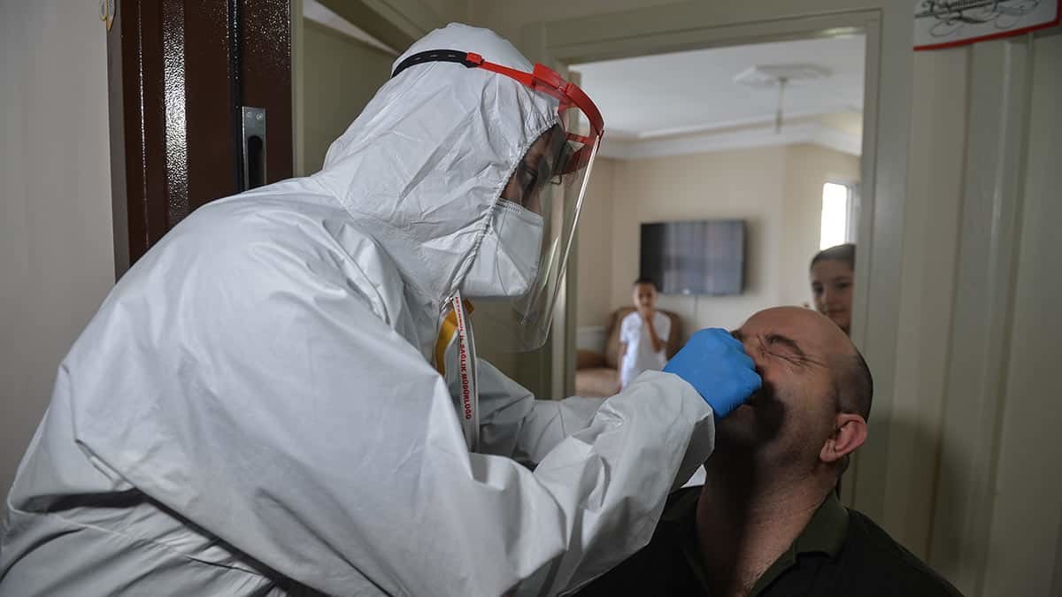 En çok bu dönemde bulaştırıcılık yüksek oluyor. Test sonucu çıkana kadar kişi mutlaka evde kalmalıdır.