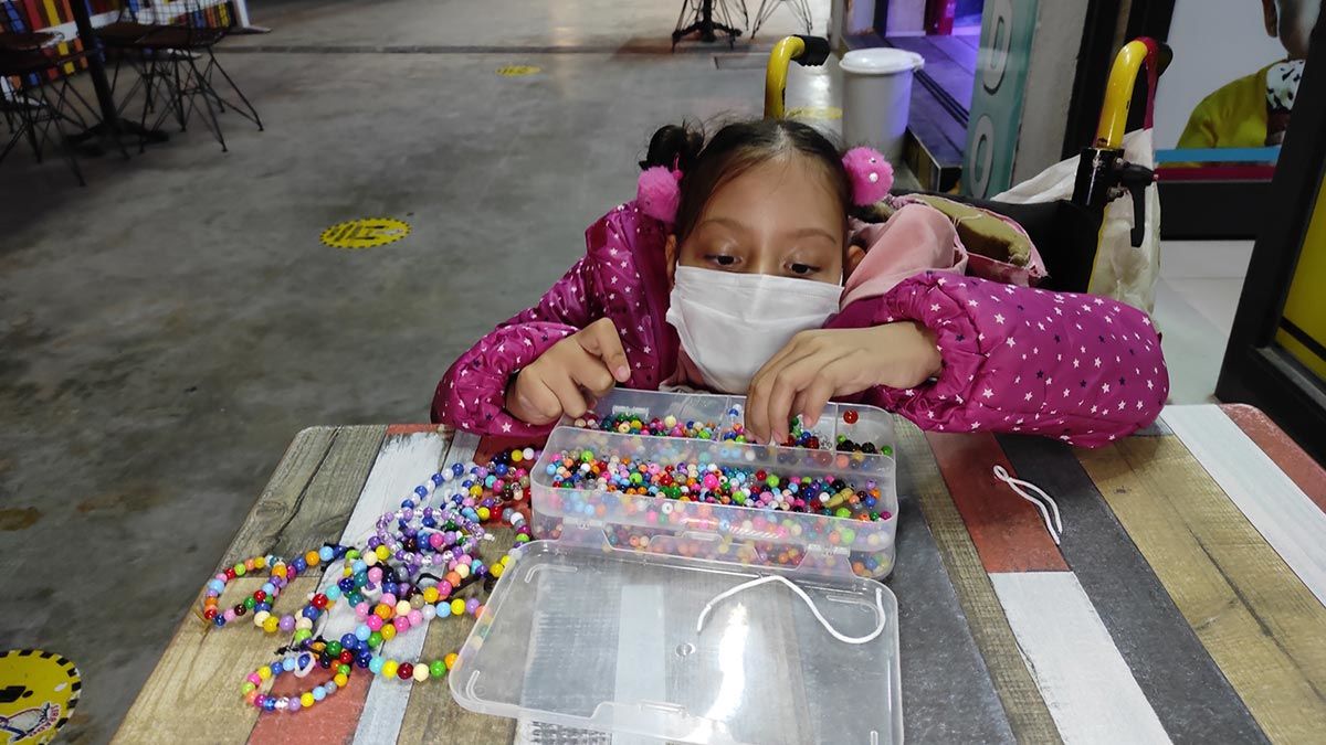 Düzce’de doğuştan bedensel engelli olan Zeynep Öztürk sattığı bilekliklerden elde ettiği gelirle köy okullarında eğitim gören çocuklara bot, mont ve tablet almak istiyor.