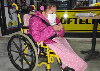 Düzce’de doğuştan bedensel engelli olan Zeynep Öztürk sattığı bilekliklerden elde ettiği gelirle köy okullarında eğitim gören çocuklara bot, mont ve tablet almak istiyor.