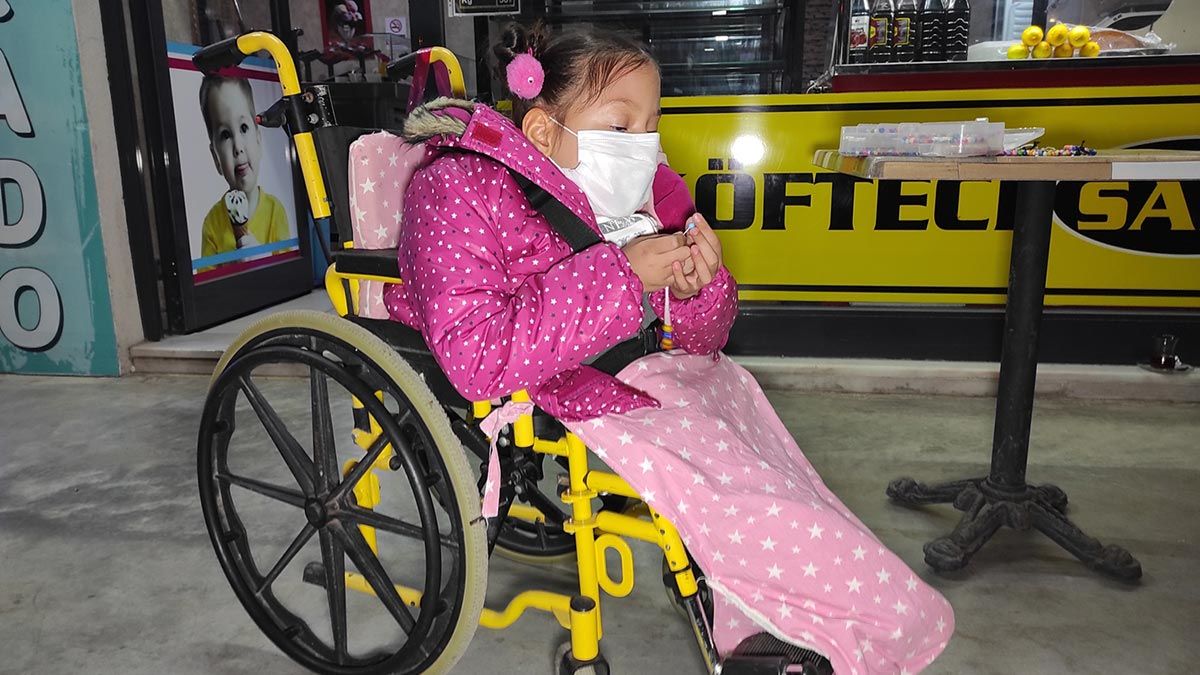 Düzce’de doğuştan bedensel engelli olan Zeynep Öztürk sattığı bilekliklerden elde ettiği gelirle köy okullarında eğitim gören çocuklara bot, mont ve tablet almak istiyor.