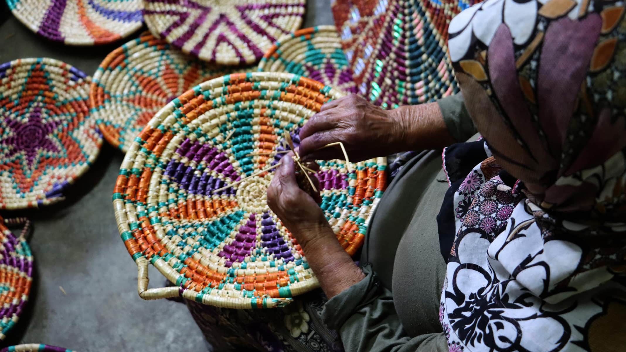 Hatay’da 61 yıldır buğday sapını işleyen Niyazi ve Fatma Köleoğlu çifti, tek geçim kaynakları olan sanatı evlerinde kurdukları atölyelerinde devam ettiriyor.