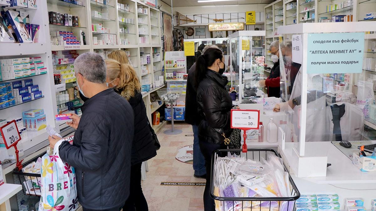 Bulgaristan'da koronavirüs vakalarının son günlerde artış göstermesiyle birlikte günübirlik alışveriş için Edirne'ye gelen Bulgarlar, eczanelere akın edip aspirin almaya başladı.