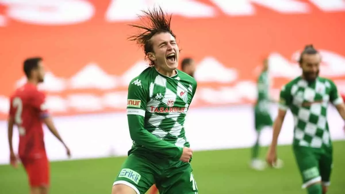 Bursaspor’un genç santrforu ali akman, boluspor karşısında da boş geçmedi. 18 yaşındaki oyuncu, attığı iki golle galibiyette önemli rol oynarken, gol sayısını da 7’ye çıkararak gol krallığı yarışına ortak oldu.