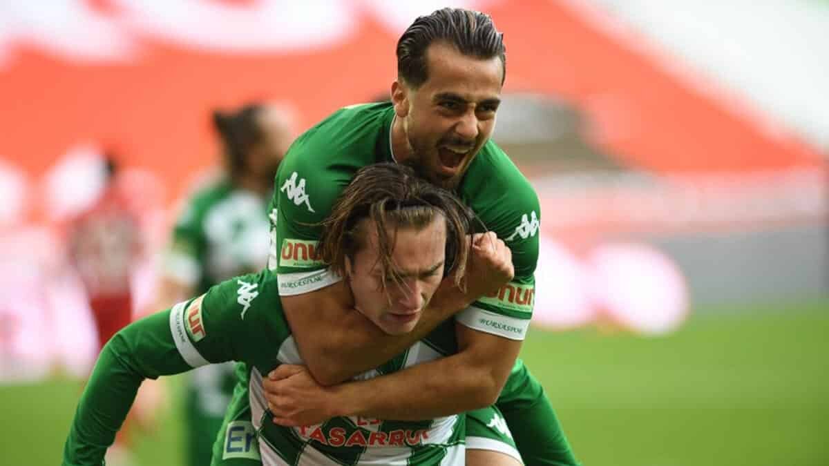 Bursaspor’un genç santrforu Ali Akman, Boluspor karşısında da boş geçmedi. 18 yaşındaki oyuncu, attığı iki golle galibiyette önemli rol oynarken, gol sayısını da 7’ye çıkararak gol krallığı yarışına ortak oldu.