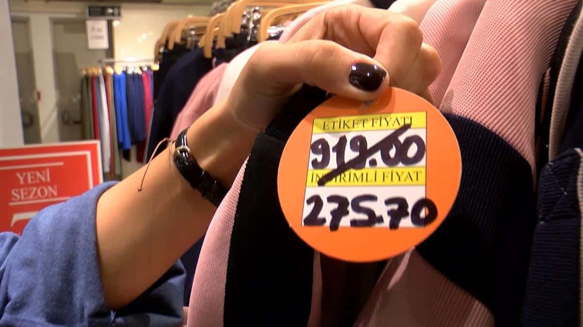 Türkiye'yi de saran büyük indirimlerin yapıldığı çılgın alışveriş kampanyalarıyla ilgili Tüketici Başvuru Merkezi Onursal Başkanı Aydın Ağaoğlu tüketicileri uyardı.