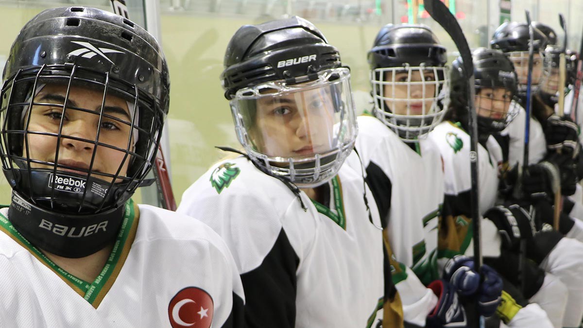 Kadın buz hokeyi takımı rakiplerin korkulu rüyası